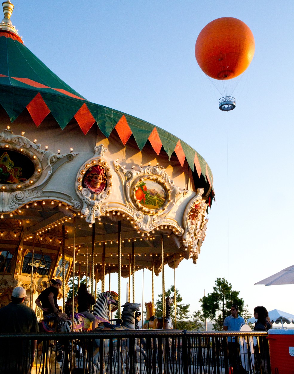 Balão sobre Parque em Irvine com atrações e centro esportivo