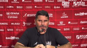 Eduardo Barroca em campo — desquilíbrio do CRB em evidência