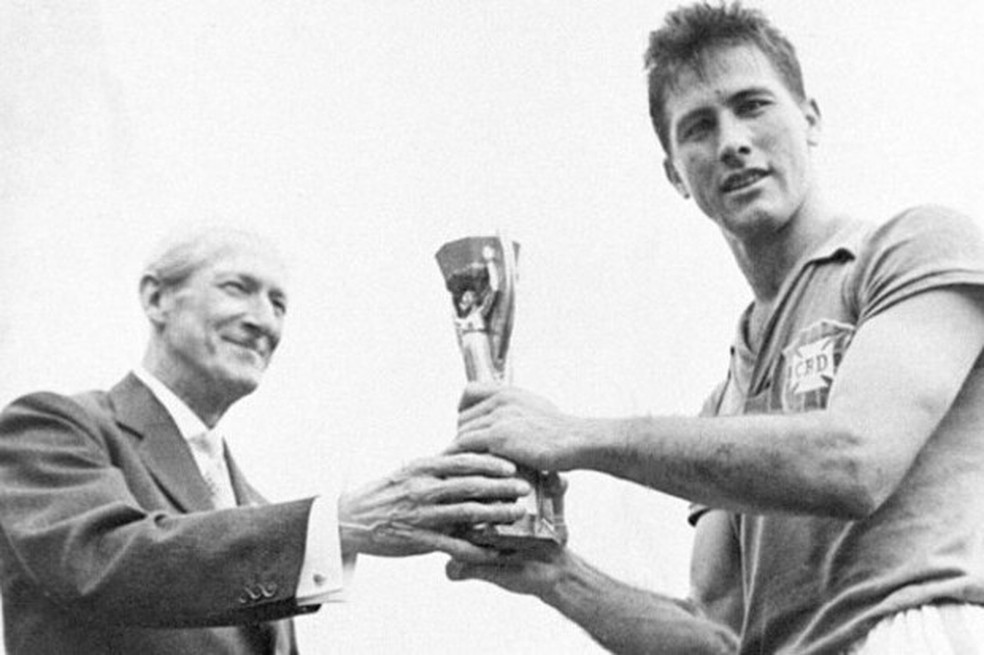 Bellini com a taça — Vascaínos na Copa