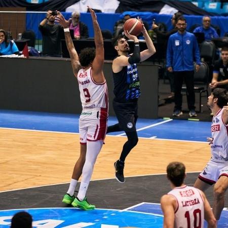 Betinho do Pinheiros em ação na partida contra Franca no NBB