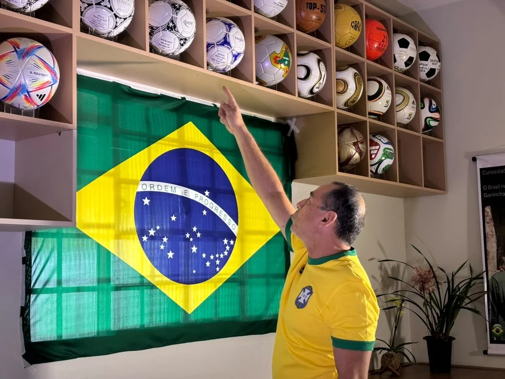 Wilson Xavier com coleção de bolas da Copa do Mundo