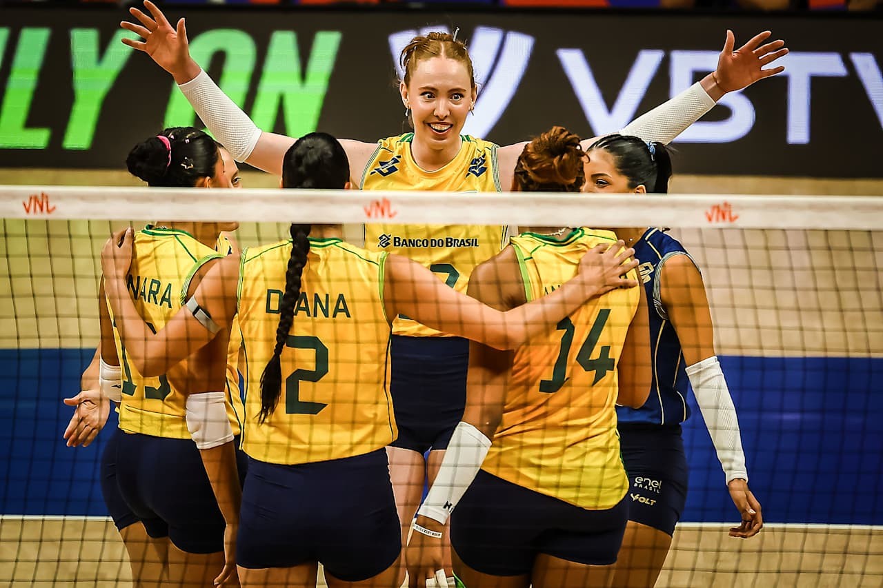 Partida de vôlei entre Brasil e Holanda na Liga das Nações Feminina