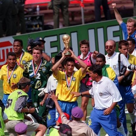 Branco carregando a taça da Copa do Mundo de 1994
