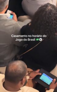 Casamento na Copa: convidados assistem jogo durante cerimônia