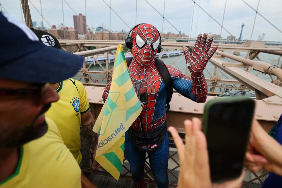 Torcedores na Ponte do Brooklyn apoiando a Seleção Brasileira