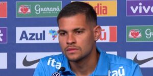 Bruno Guimarães em coletiva prometendo esforço por Wesley