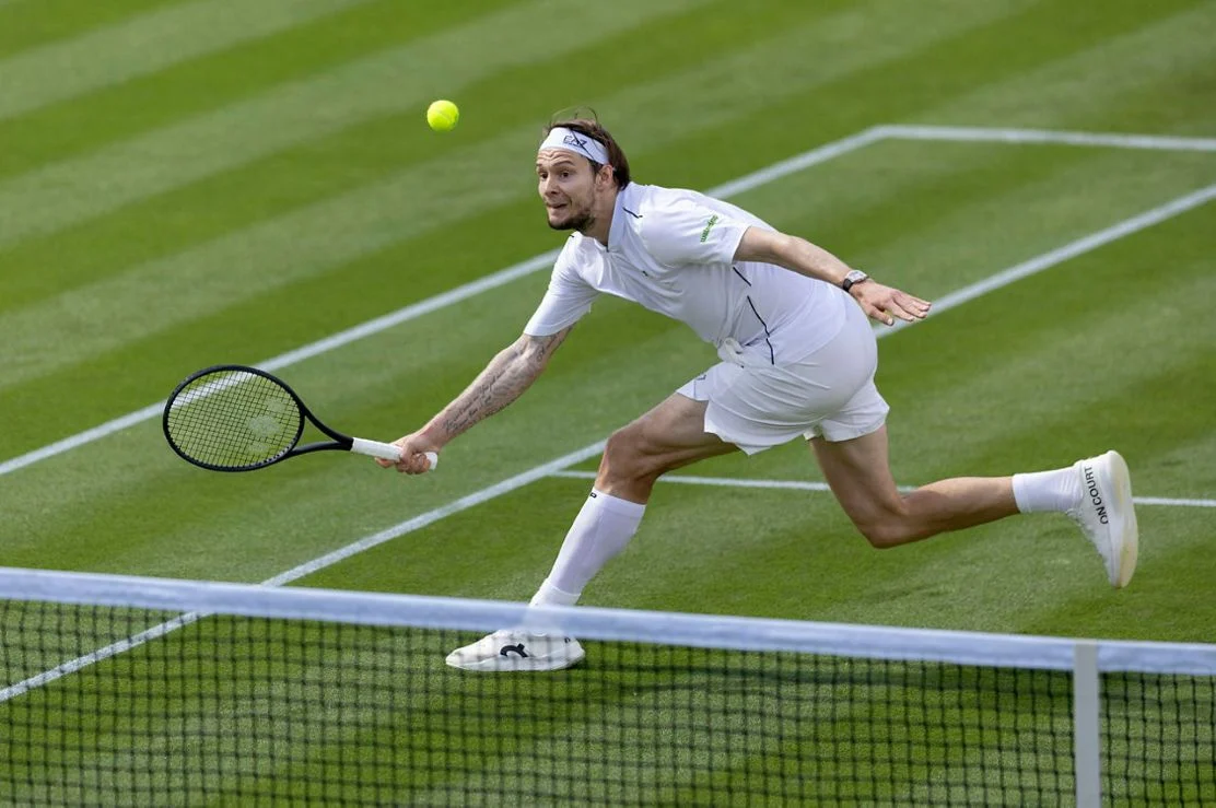 Bublik e Mensik em ação na estreia de Wimbledon