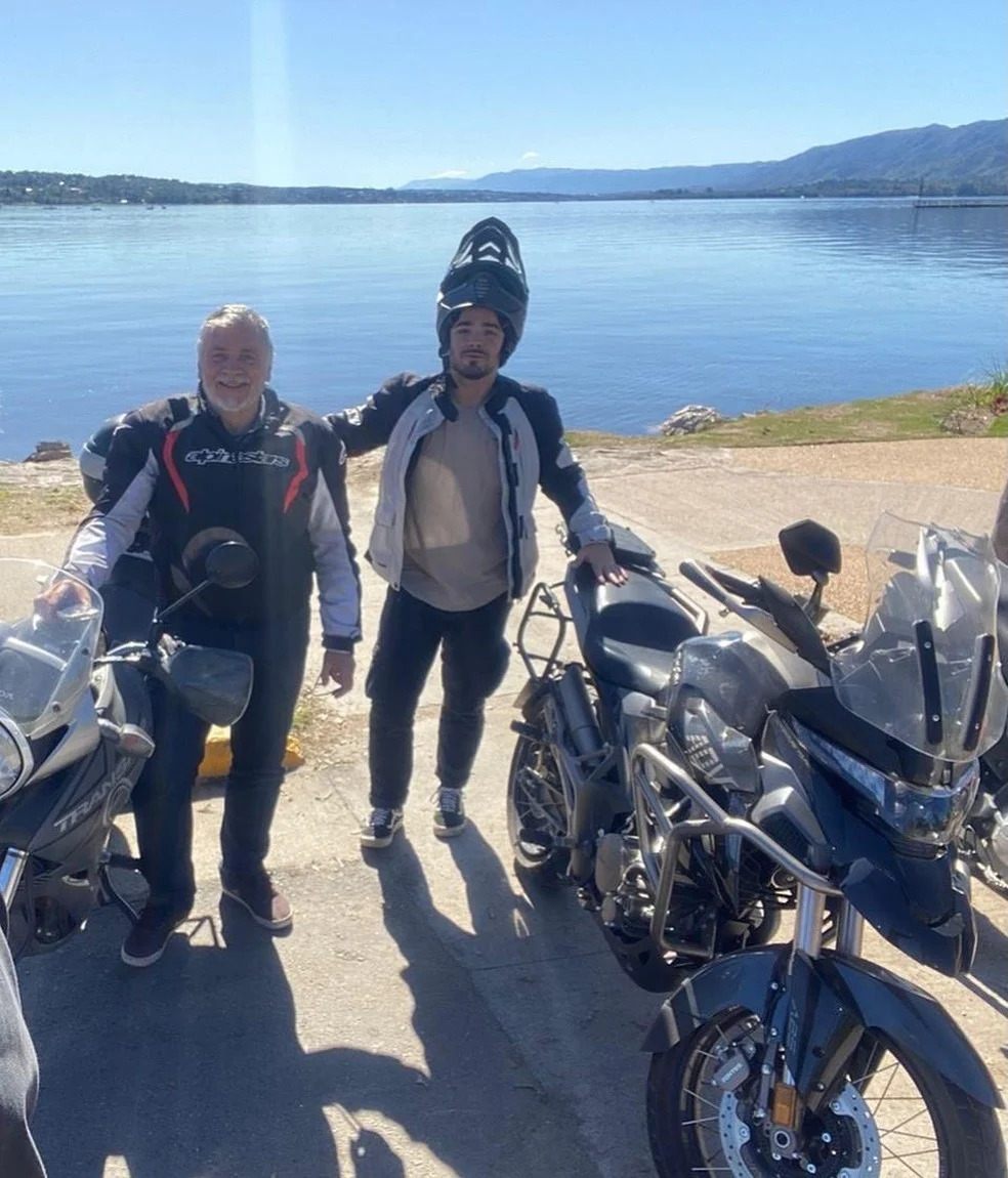 Torcedores argentinos: Tony em sua moto durante viagem até Kansas City