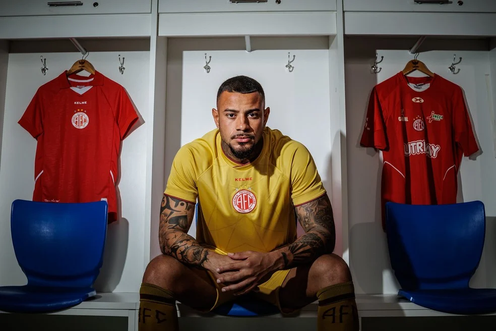 Renan Bragança vestindo a camisa do América-RN