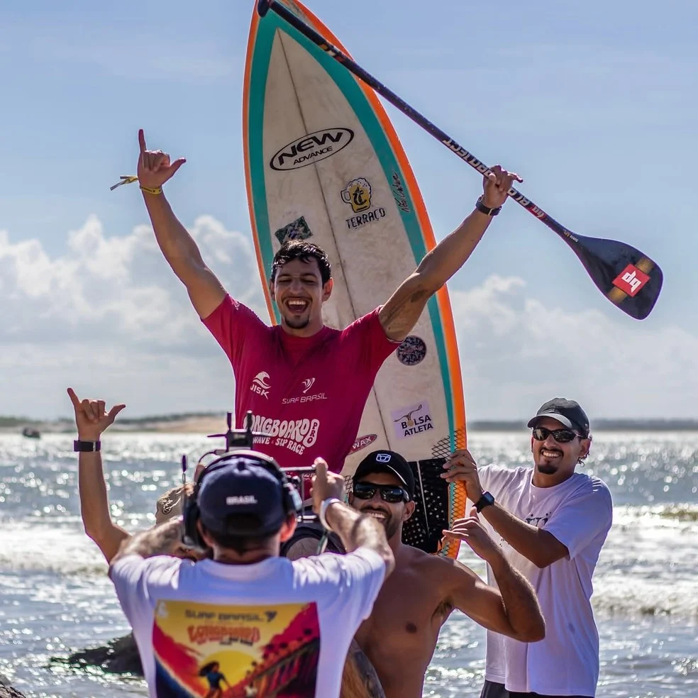 Leonardo Gimenes comemorando tricampeonato de SUP Surf