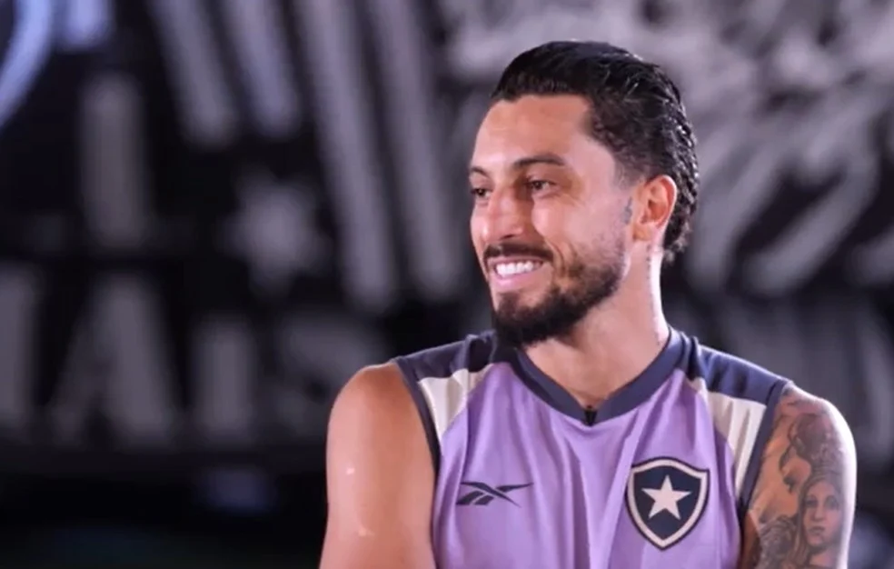 Alex Telles destaque em foto durante entrevista