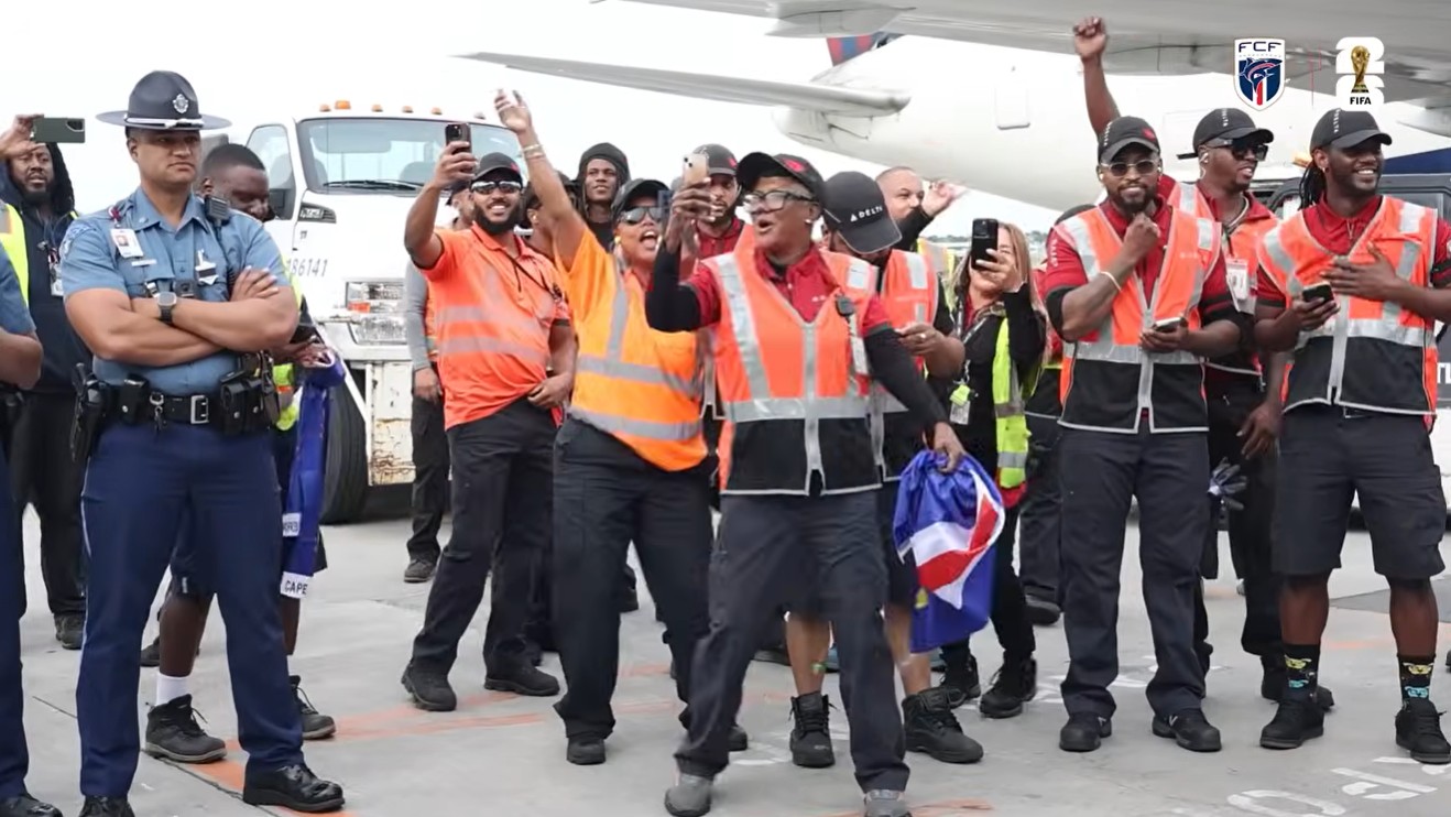 Delegação de Cabo Verde sendo recebida por funcionários em aeroporto dos Estados Unidos