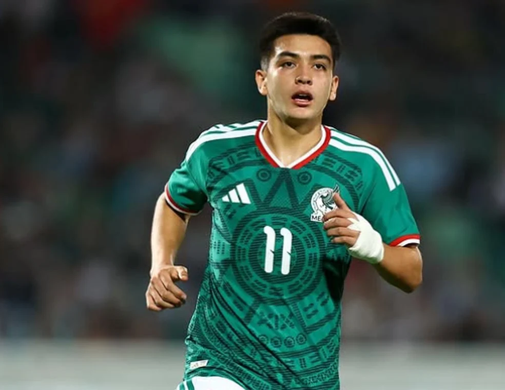 Gilberto Mora em ação pelo México — Ochoa e Mora