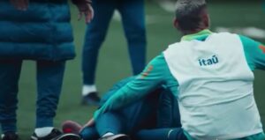 Tombo de Carlo Ancelotti após carrinho de Richarlison em treino da Seleção Brasileira