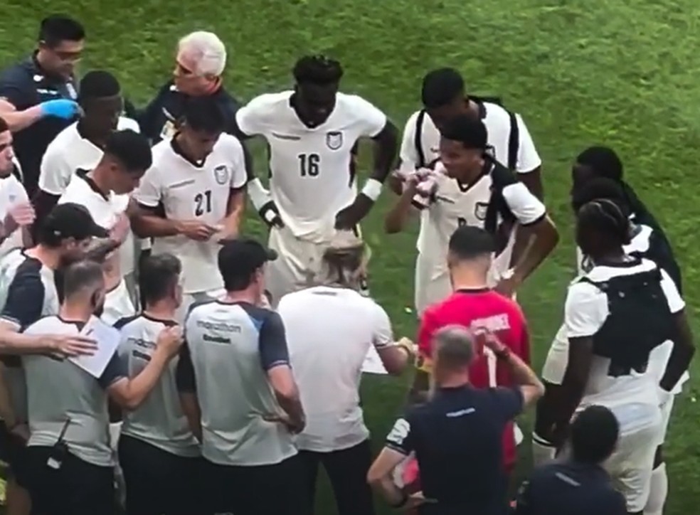 Jogadores do Equador com coletes de resfriamento em amistoso