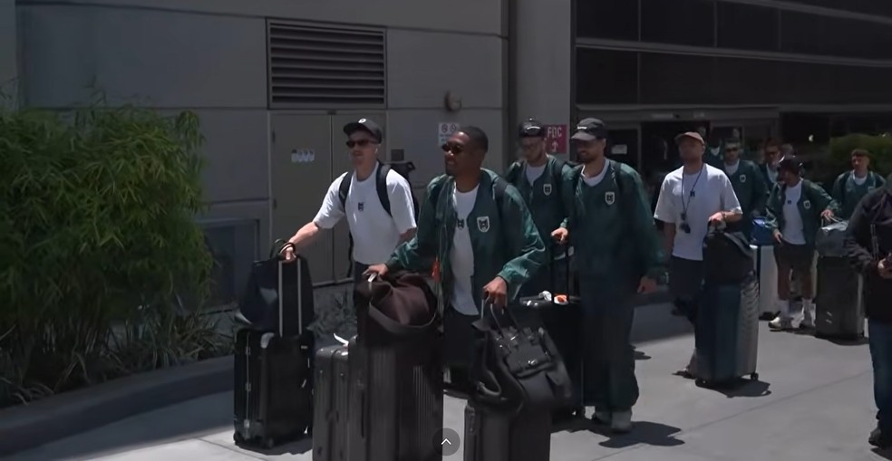 Torcedora recebe jogadores na Chegada da Áustria em Los Angeles