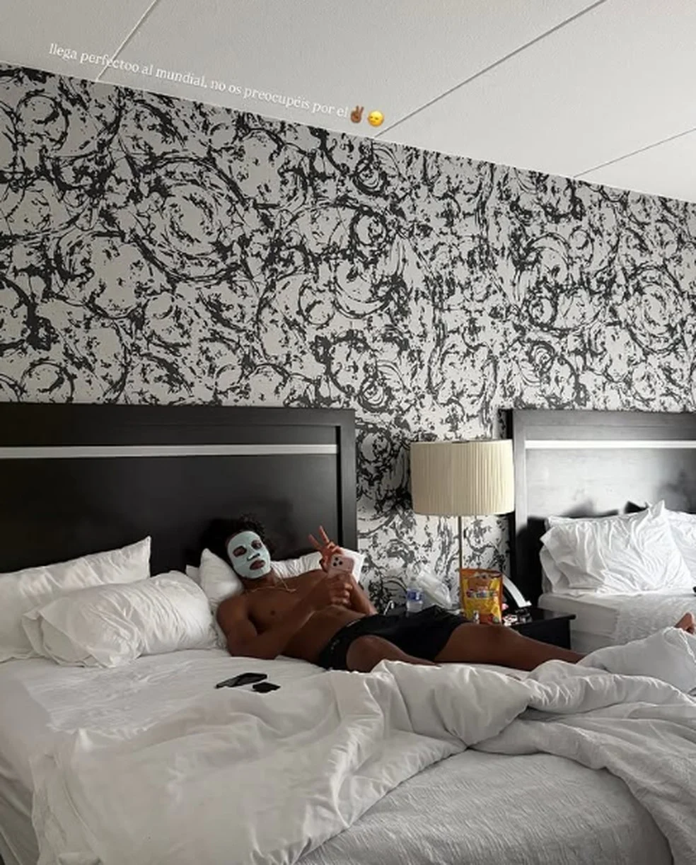 Lamine Yamal com máscara facial na cama