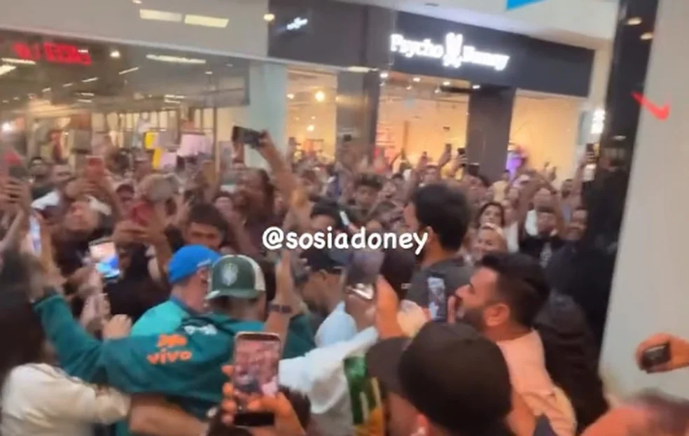 Sósia de Neymar sendo assediado em shopping nos EUA