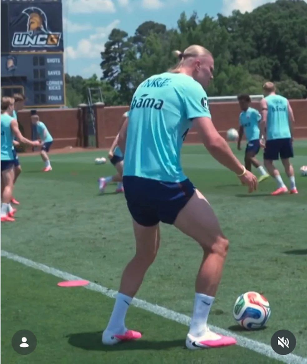 Erling Haaland dancinha durante treino da Noruega