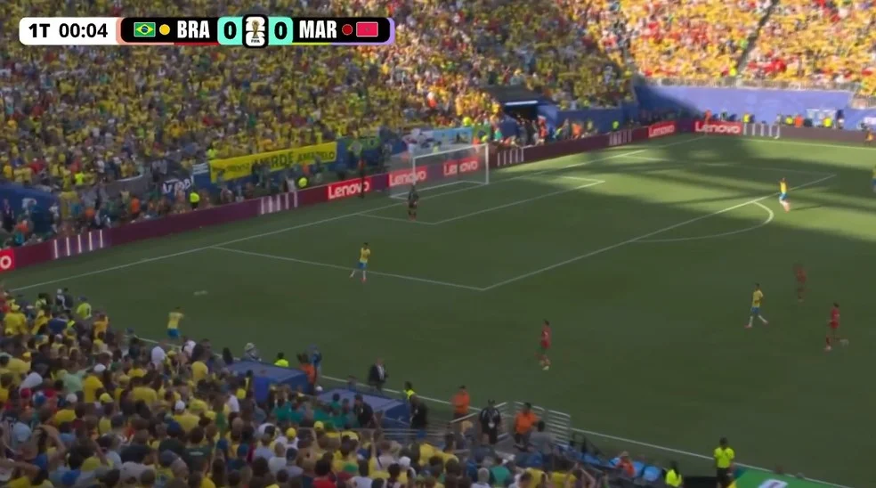 Ibañez cobrando lateral em Brasil x Marrocos — chute para lateral