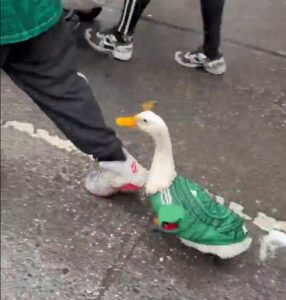 Pato Merlín com a camisa do México entre torcedores no entorno do Estádio Azteca