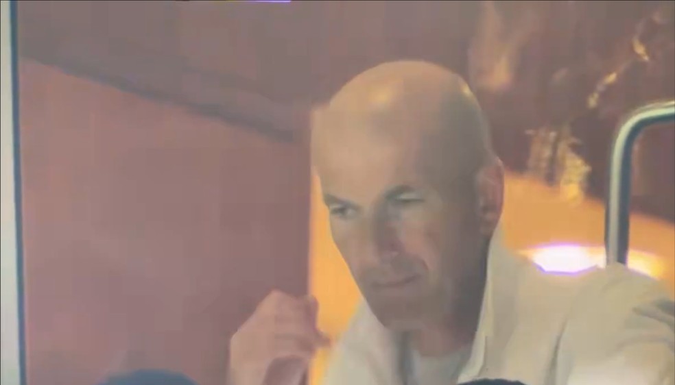 Reação de Zidane nas arquibancadas — Reação de Zidane ao acompanhar Messi