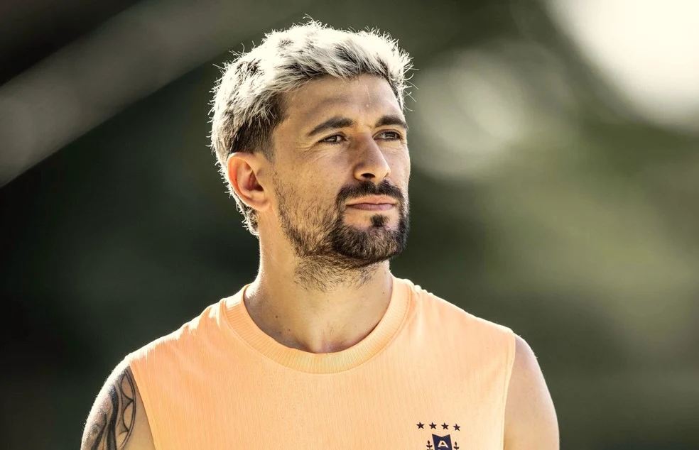 Arrascaeta no Uruguai com uniforme de treino