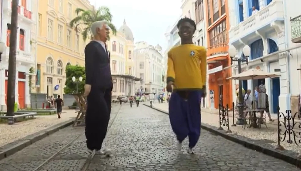 Bonecos gigantes de Ancelotti e Vini Jr em Olinda batendo bola