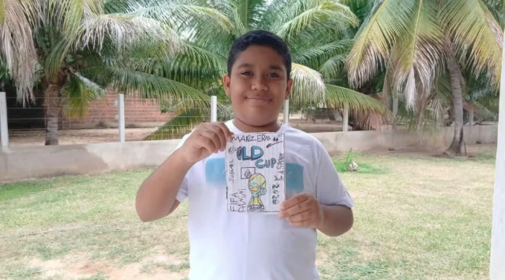 Pedro Henrique com álbum da Copa do Mundo desenhado à mão — álbum da Copa do Mundo