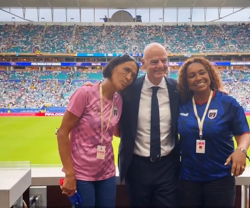 Ana Évora ao lado de Gianni Infantino — mãe de Vozinha nas arquibancadas
