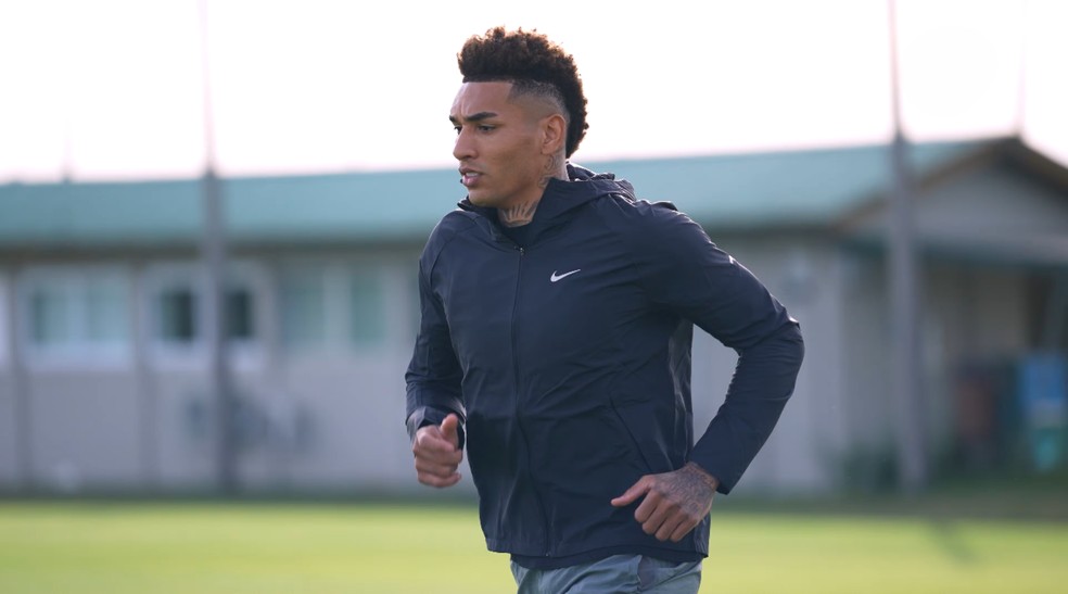 Igor Jesus treina no Coritiba e posa no CT da Graciosa