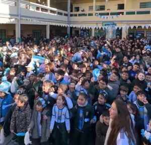 Crianças comemoram aniversário de Messi em escola — aniversário de Messi