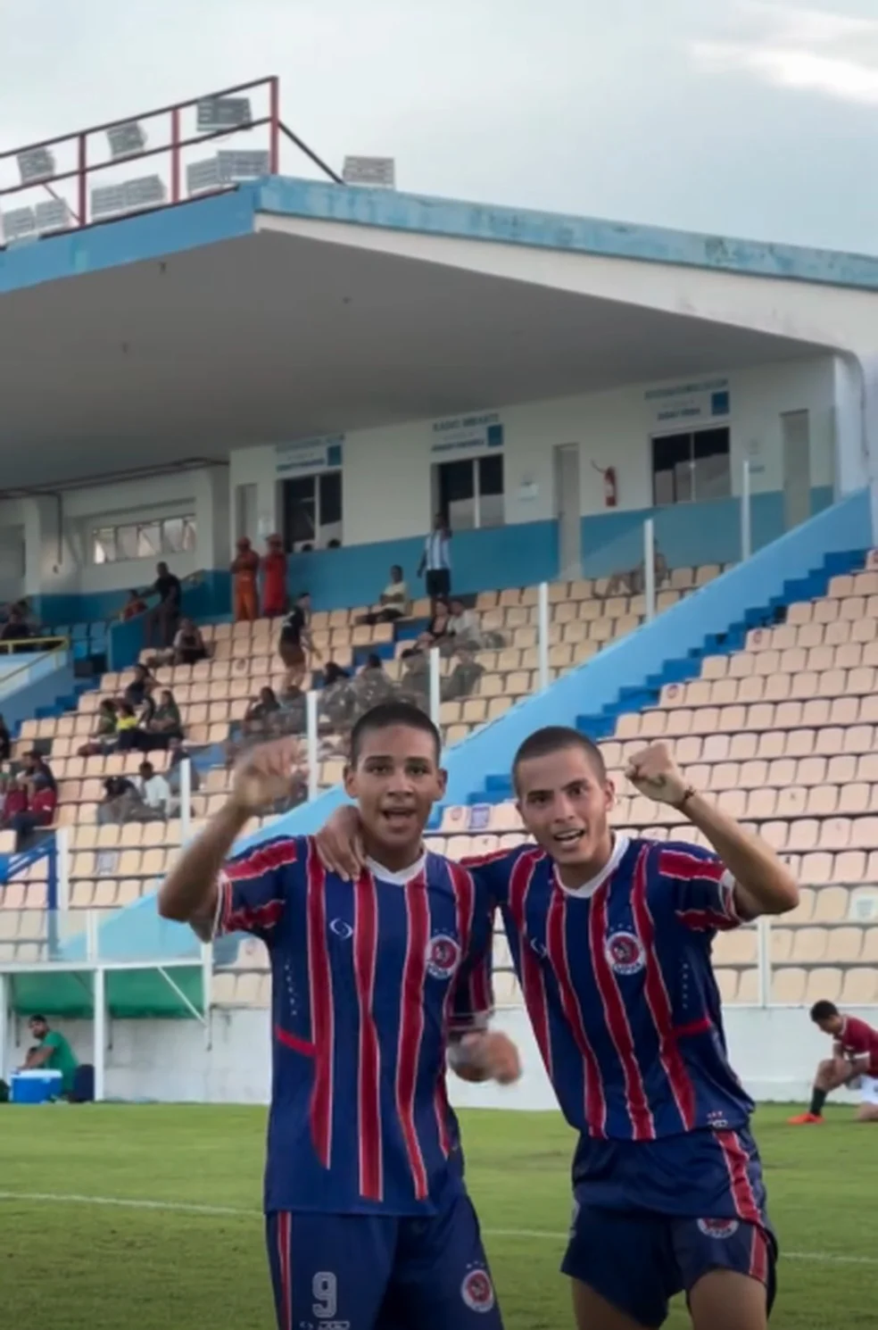Tupan vence Expressinho em jogo da Série B — Mickael Garcez comemora o gol