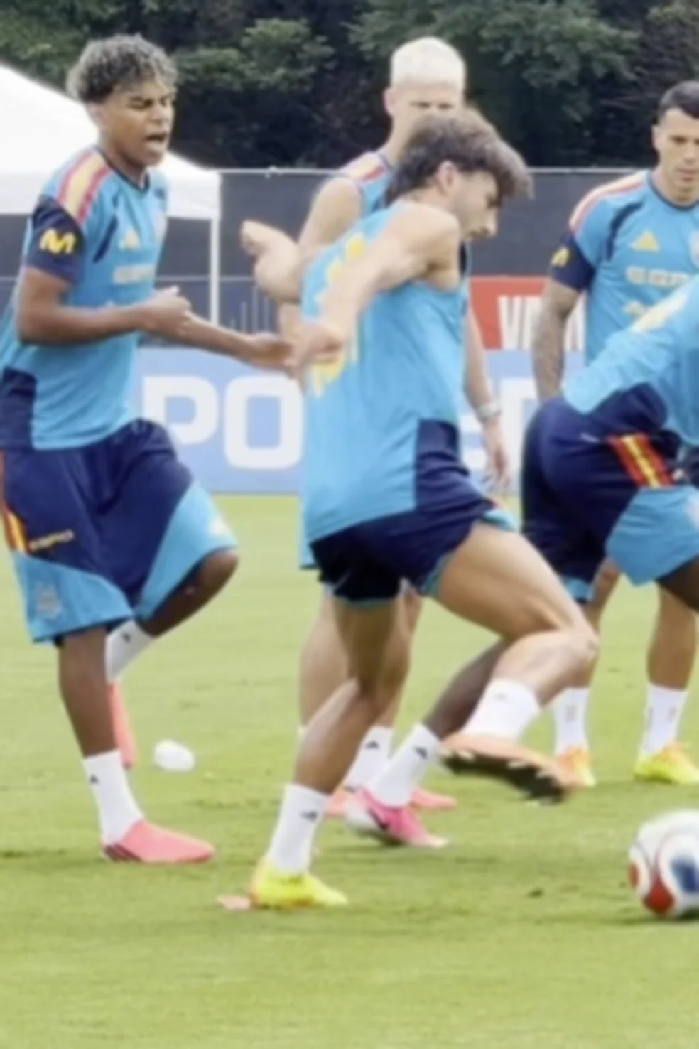 Lamine Yamal sendo atingido por Nico Williams na roda de bobo