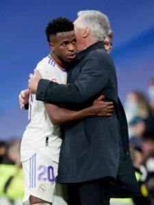 Carlo Ancelotti abraça Vini Jr durante jogo pelo Real Madrid