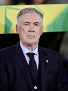 Carlo Ancelotti durante treino da seleção brasileira no Maracanã