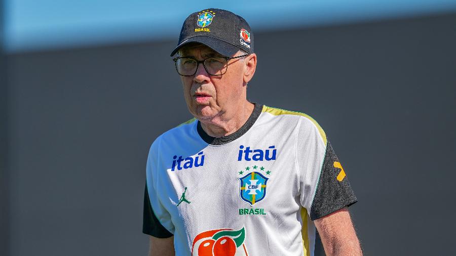 Carlo Ancelotti durante treino da seleção brasileira antes da Copa do Mundo