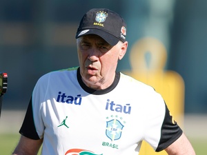 Treinador Carlo Ancelotti durante treino da seleção brasileira