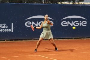 Carol Meligeni Cuiabá em quadra de grama