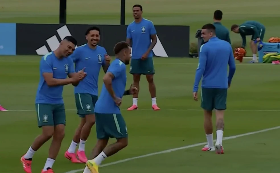 Neymar pronto em treino da Seleção — Casemiro aplaude