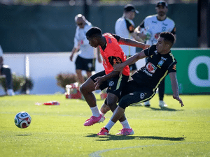 Casemiro e Endrick no treino da seleção brasileira