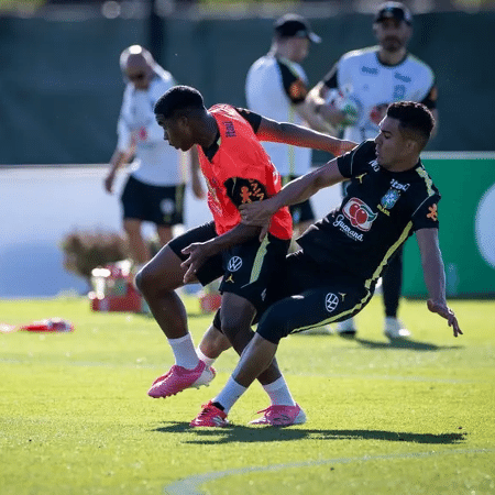 Casemiro e Endrick em treino da seleção brasileira de futebol nos Estados Unidos