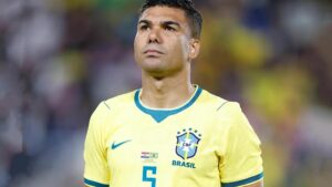 Casemiro em ação durante treino da seleção brasileira