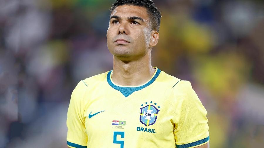 Casemiro em ação durante treino da seleção brasileira