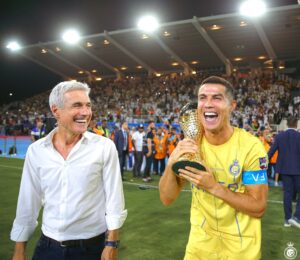Luís Castro e Cristiano Ronaldo erguem taça pelo Al-Nassr
