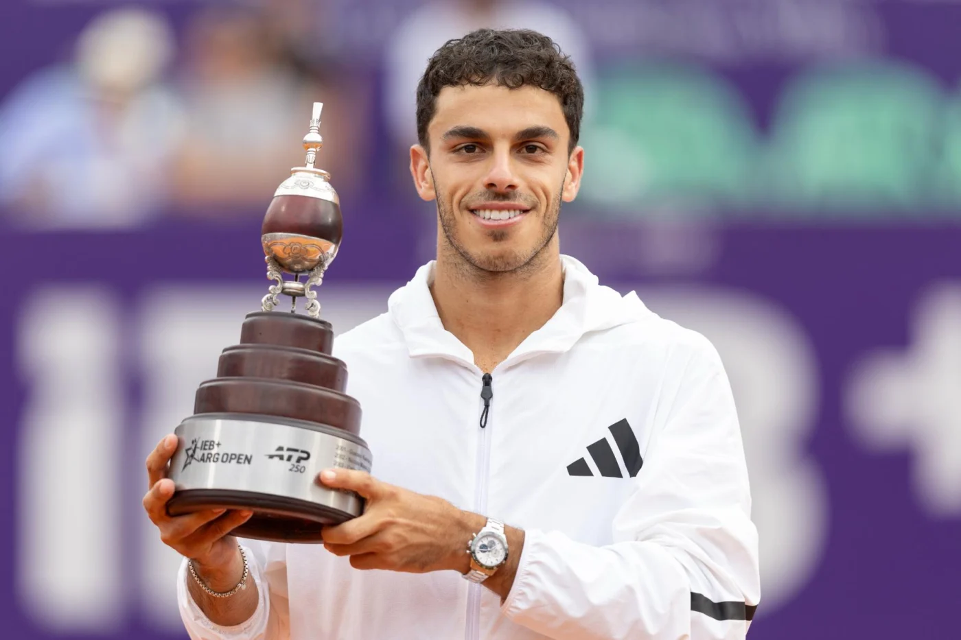 Cerundolo Buenos Aires com troféu no saibro