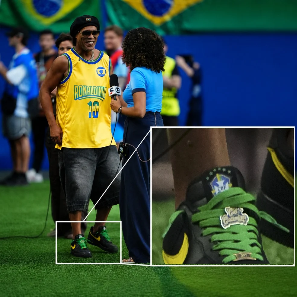 Ronaldinho com tênis do Brasil — tênis do Brasil com seis estrelas