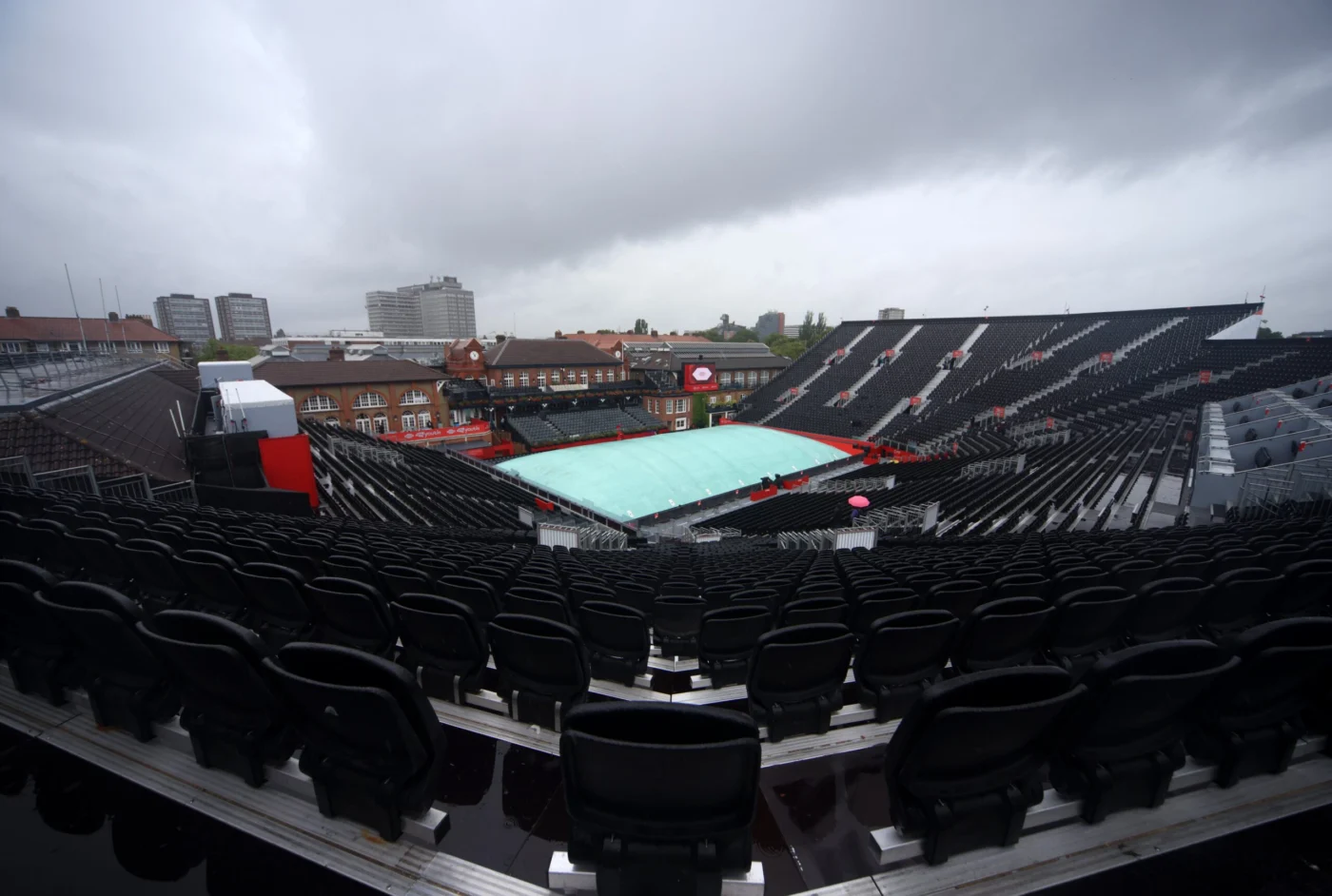 Jogos em Queens adiados por chuva no gramado