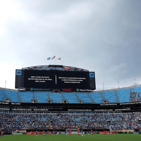 Jogadores em campo sob clima quente durante Copa do Mundo