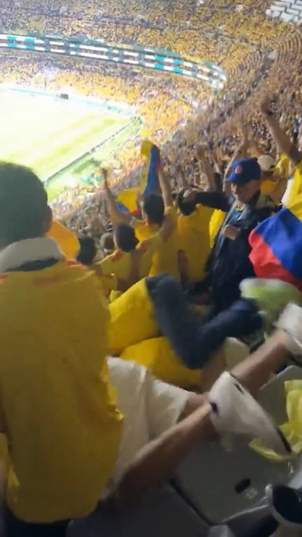 Torcedores da Colômbia comemoram e rolam cadeiras no Azteca